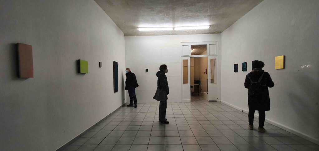 Kunstraum Matjö in der Kölner Altstadt während der Ausstellungseröffnung mit Malerei von Andreas Keil