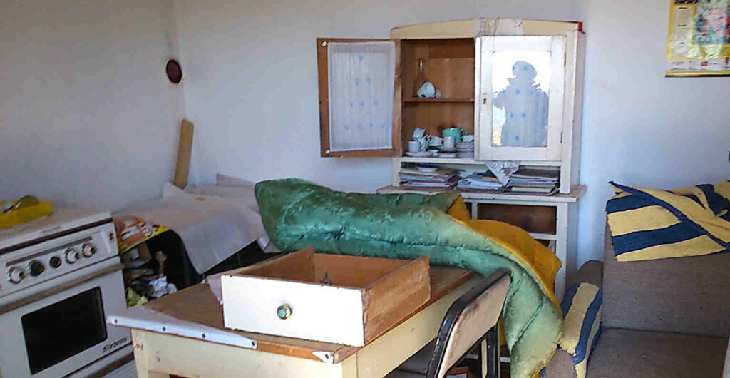 Offen stehender Küchenschrank, herumliegende Bettdecke, herausgezogene Schubladen: Blick in ein Haus, dessen Bewohner flohen und alles zurückließen
