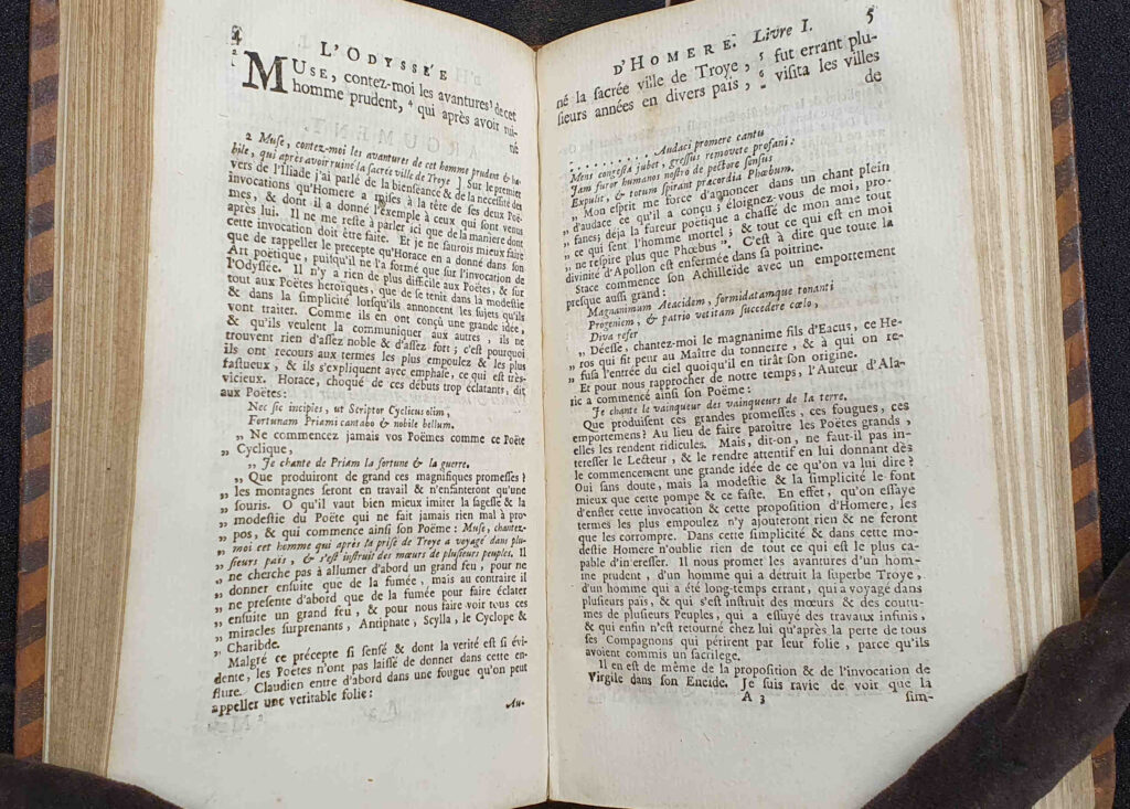 Aufgeschlagenes Buch, oben unter dem Kolumnentitel zwei Zeilen Text, der Rest der Seite besteht aus Fußnoten